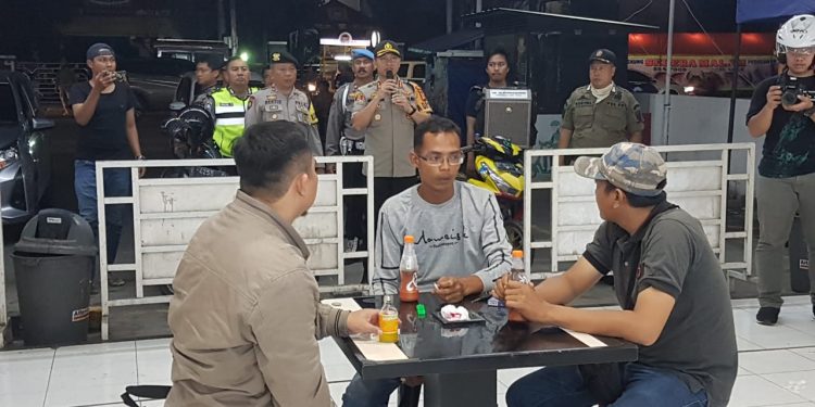 Kapolres Cirebon Kota Turun Langsung Himbau Warga Untuk Membubarkan Diri Sebagai Upaya Pencegahan Covid-19
