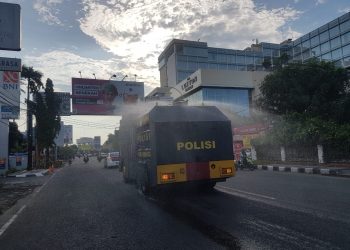 Sat Sabhara Polres Cirebon kota Berikan Himbauan dan Penyemprotan Cegah Penyebaran Covid-19
