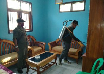 Kompak, Pemdes dan Seluruh Elemen Desa Sende Perangi Covid 19 Dengan Sepmprotkan Disinfektan di Seluruh Blok Desa