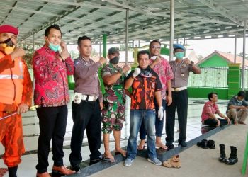 Gelar Penyemprotan Disinfektan Di Masjid Desa Leuwidinding, Kuwu Imas Apresiasi Satgas Relawan