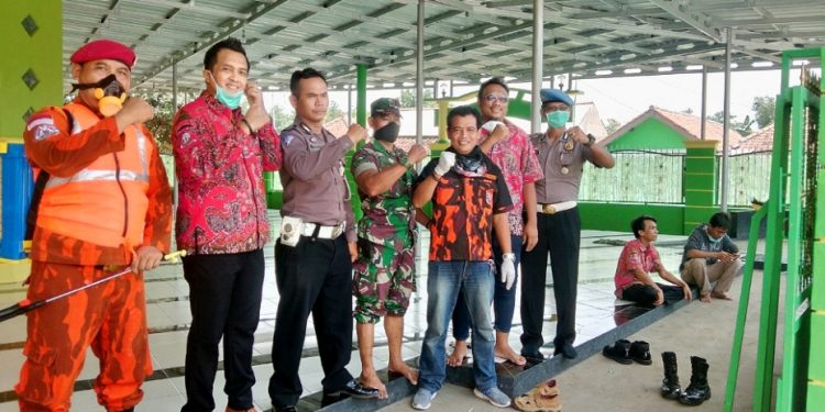 Gelar Penyemprotan Disinfektan Di Masjid Desa Leuwidinding, Kuwu Imas Apresiasi Satgas Relawan