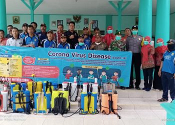 Kuwu Gintung Kidul Tak Segan Rogoh Kocek Pribadi Untuk Biaya Penyemprotan Disinfektan Diwilayah Lingkungan Desanya