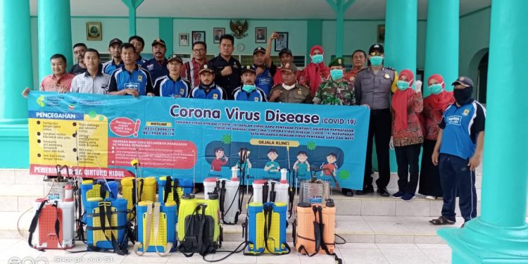 Kuwu Gintung Kidul Tak Segan Rogoh Kocek Pribadi Untuk Biaya Penyemprotan Disinfektan Diwilayah Lingkungan Desanya