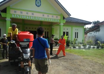 Pemdes Rambatan Wetan Semprotkan Cairan Disinfektan