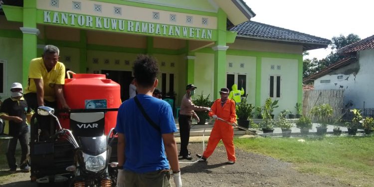 Pemdes Rambatan Wetan Semprotkan Cairan Disinfektan