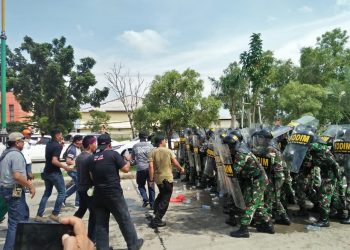 Ribuan Pengunjuk Rasa Kepung KPU Indramayu