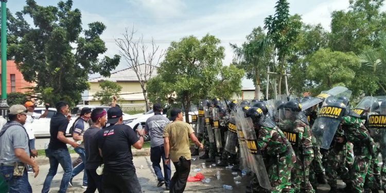 Ribuan Pengunjuk Rasa Kepung KPU Indramayu