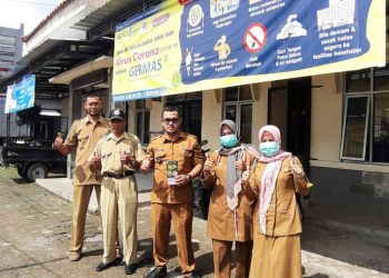 Sebagai Bentuk Pencegahan Penyebaran Virus Corona, Kantor Desa Dan Masjid Lungbenda Disemprot Disinfektan