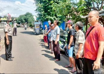 Selain Sosialisasikan Maklumat Kapolri, Jajaran Polsek Lemahabang Ajak Masyarakat Jaga Pola Hidup Sehat