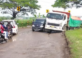 Terkesan Di Biarkan, Warga Pengguna Jalan Keluhkan Jalan Rusak Parah Di Terowongan Mertapada