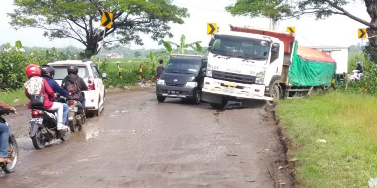 Terkesan Di Biarkan, Warga Pengguna Jalan Keluhkan Jalan Rusak Parah Di Terowongan Mertapada