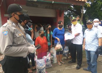 Camat Sumber Pantau Penyaluran Bpnt Dan Berikan Lansung Masker Pada Masyarakat
