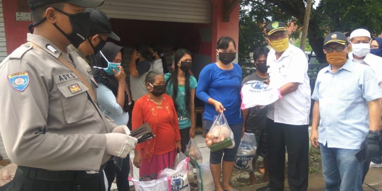 Camat Sumber Pantau Penyaluran Bpnt Dan Berikan Lansung Masker Pada Masyarakat