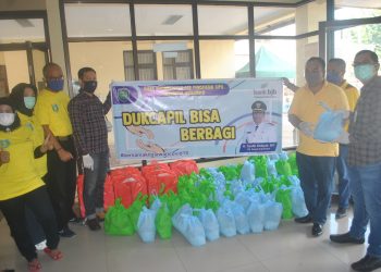 Disducapil Indramayu Peduli Dinas Kependudukan dan Catatan Sipil ( Disdukcapil) Indramayu membagikan 100 paket bantuan kepada masyarakat terdampak Covid 19 sebagai wujud kepedulian kepada masyarakat.( ichsan/Pelita News)