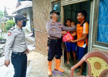 Gelar Gerakan Bhakti Sosial Serentak, Polsek Susukanlebak Polresta Cirebon Bagikan Paket Sembako Ke Warga Jompo Dan Fakir Miskin