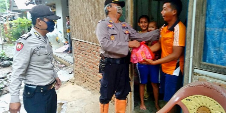 Gelar Gerakan Bhakti Sosial Serentak, Polsek Susukanlebak Polresta Cirebon Bagikan Paket Sembako Ke Warga Jompo Dan Fakir Miskin