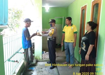 Kepedulian Untuk Mengantisipasi Penyebaran Covid 19 di Desa Tegalkarang, Bripka Suharto Bagikan Hand Soap di Masjid dan Mushola