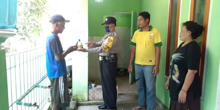 Kepedulian Untuk Mengantisipasi Penyebaran Covid 19 di Desa Tegalkarang, Bripka Suharto Bagikan Hand Soap di Masjid dan Mushola