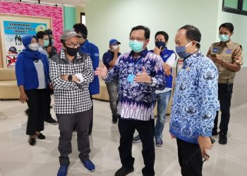 Hero dan Ratnawati Bagikan APD dan Semprot Disinfektan di Tiga Wilayah