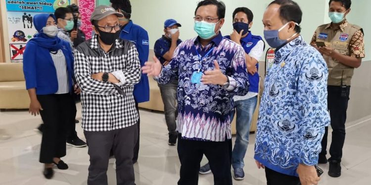 Hero dan Ratnawati Bagikan APD dan Semprot Disinfektan di Tiga Wilayah