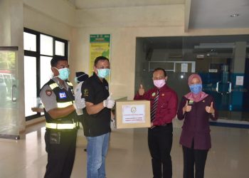 Bhayangkari Cabang Polresta Cirebon Berikan Bantuan APD Untuk Tenaga Medis