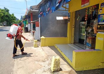 Tanggap Hadapi Lonjakan Pemudik, Pemdes Ciawiasih Gelar Penyemprotan Desinfektan