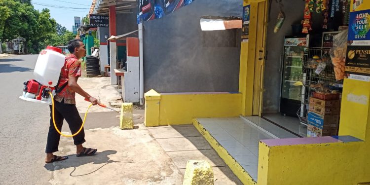 Tanggap Hadapi Lonjakan Pemudik, Pemdes Ciawiasih Gelar Penyemprotan Desinfektan