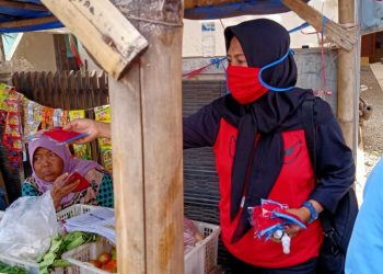 Salut, PDI Perjuangan Kab Cirebon Bagi-bagi Masker Untuk Warga