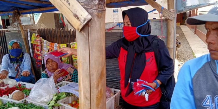 Salut, PDI Perjuangan Kab Cirebon Bagi-bagi Masker Untuk Warga