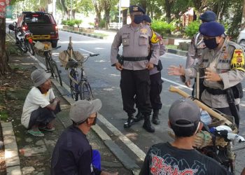 Brimob Kompi 2 Batalyon C Beri Paket Sembako Untuk Tukang Becak dan Tukang Parkir