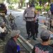 Brimob Kompi 2 Batalyon C Beri Paket Sembako Untuk Tukang Becak dan Tukang Parkir