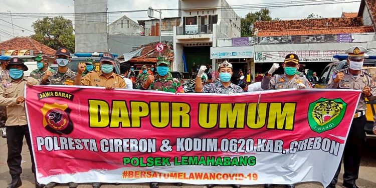 Peduli Warga Terdampak Covid-19, Polsek Lemahabang Bersama Koramil Sindanglaut Bagikan 500 Paket Nasi Kotak Dan 500 Masker
