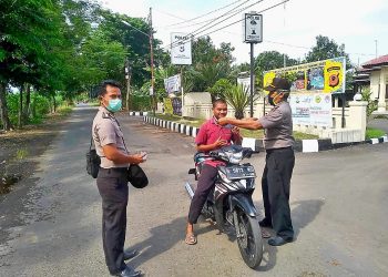 Polsek Susukanlebak Bagikan Masker Kepada Pengendara Lalulintas