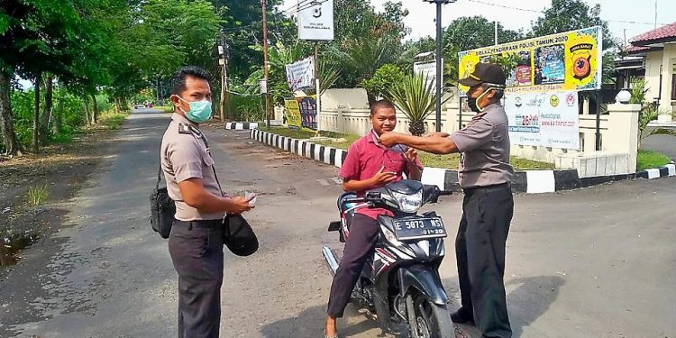 Polsek Susukanlebak Bagikan Masker Kepada Pengendara Lalulintas