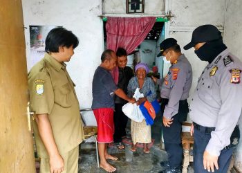 Peduli Covid-19, Polsek Pabuaran Polresta Cirebon Bagikan Sembako Kepada Warga Miskin Terdampak Covid-19