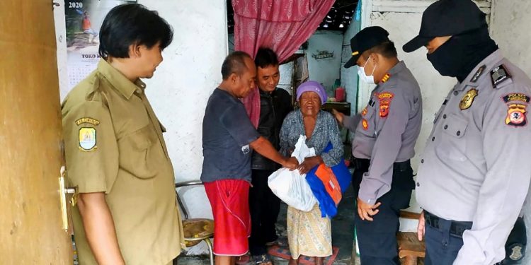 Peduli Covid-19, Polsek Pabuaran Polresta Cirebon Bagikan Sembako Kepada Warga Miskin Terdampak Covid-19