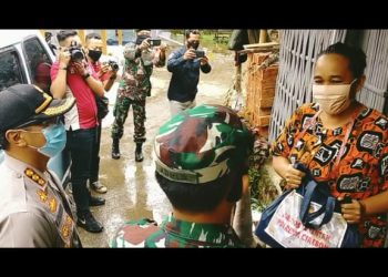 Polresta Cirebon Dan Bhayangkari Cabang Kota Cirebon Kembali Salurkan Bantuan Sembako Bagi Warga Terdampak Wabah Covid 19