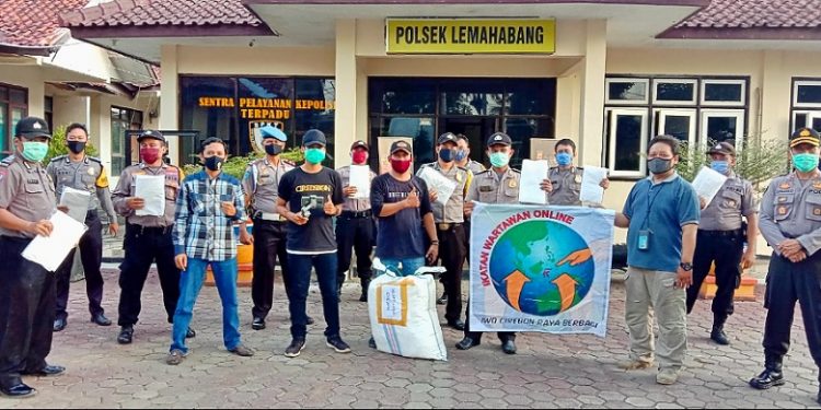 Peduli Covid-19, Jurnalis Cirebon Timur Bagikan APD Untuk Bhabinkamtibmas Polresta Cirebon