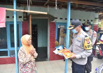 Antisipasi Warga Tidak Dapat Bantuan,  Polresta Cirebon Salurkan Ratusan  Paket Sembako Ke 6 Desa