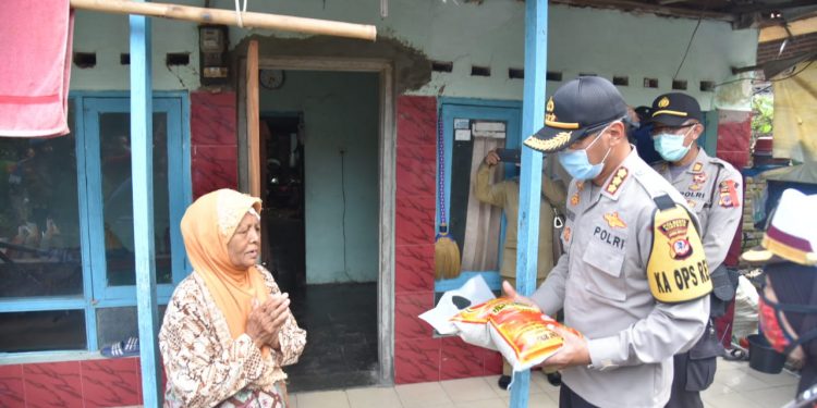 Antisipasi Warga Tidak Dapat Bantuan,  Polresta Cirebon Salurkan Ratusan  Paket Sembako Ke 6 Desa