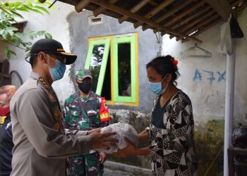 Polresta Cirebon Kembali Salurkan Ratusan Paket Sembako ke 6 Desa di Kabupaten