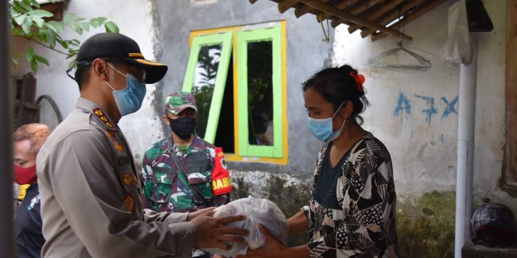 Polresta Cirebon Kembali Salurkan Ratusan Paket Sembako ke 6 Desa di Kabupaten
