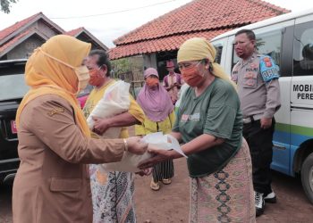 Peduli Covid-19, DP3A Bagikan Masker dan Beras Untuk Kaum Perempuan