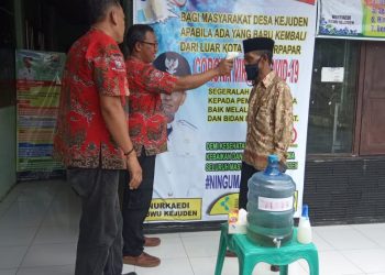 Persempit Penyebaran Virus Corona, Pemdes Kejuden Melakukan Cek Suhu Tubuh Dan Penyemprotan Disinfektan
