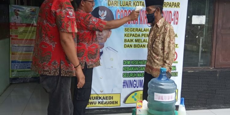 Persempit Penyebaran Virus Corona, Pemdes Kejuden Melakukan Cek Suhu Tubuh Dan Penyemprotan Disinfektan