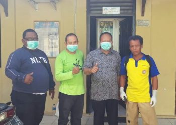 Sekolah Libur, Seluruh Ruangan Di SDN 1 Arjawinangun Disemprot Cairan Disinfektan