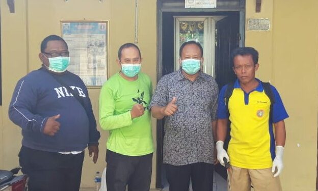 Sekolah Libur, Seluruh Ruangan Di SDN 1 Arjawinangun Disemprot Cairan Disinfektan