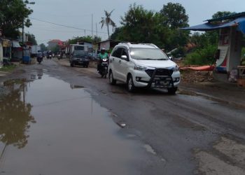 Jalan Karanganyar – Gabuswetan Berlubang dan Tergenang Air