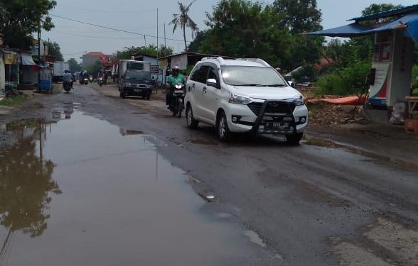 Jalan Karanganyar – Gabuswetan Berlubang dan Tergenang Air