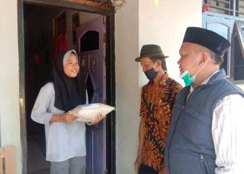 Bantu Sesama, STI Salurkan Sedekah Tani